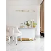Stół glamour na tle ciemnej ściany, podkreślający jego elegancję. Meble na zamówienie od Primavera Home.