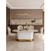 Aranżacja z wykorzystaniem stołu glamour w nowoczesnym salonie. Meble na zamówienie od Primavera Home.