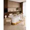 Diagonala pokazująca stół glamour z eleganckim oświetleniem. Detal wykończenia od Primavera Home.