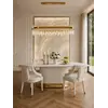 Zbliżenie na powierzchnię stołu glamour w jasnym wnętrzu. Meble na zamówienie od Primavera Home.