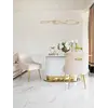 Stół glamour jako stylowy dodatek do jadalni. Detal wykończenia od Primavera Home.