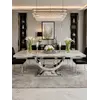 Aranżacja nowoczesnego wnętrza z luksusowym stołem glamour, prezentującym się w ofercie Primavera Home.