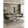 Zbliżenie na powierzchnię szklanego blatu stołu glamour, dostępnego w Primavera Home.
