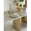 Stół glamour ROKSI w przestrzeni, doskonały do wszelkich nowoczesnych aranżacji, dostępny w Primavera Home.