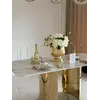 Stół glamour ROKSI, ekskluzywny do jadalni, nowoczesny, blat biały marmur, nogi złote marmurowe — aranżacja wnętrza. Primavera Home.