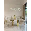 Stół glamour ROKSI usadowiony przy dekoracyjnym koszyku, idealny do nowoczesnych aranżacji, dostępny w Primavera Home.