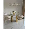 Perspektywa ukazująca złote nogi marmurowe stołu glamour ROKSI, w ofercie Primavera Home.