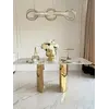 Ujęcie stołu glamour ROKSI pokazujące charakterystyczne złote nogi, idealne do eleganckich aranżacji, meble na zamówienie od Primavera Home.