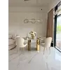 Stół glamour ROKSI w jasnym wnętrzu, eksponujący swój stylowy design i eleganckie wykończenie, meble na zamówienie od Primavera Home.