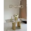Nowoczesna aranżacja z wykorzystaniem stołu glamour ROKSI, ekskluzywnego do jadalni, w ofercie Primavera Home.