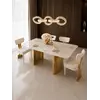 Ujęcie z góry stołu glamour ROKSI, ekskluzywnego do jadalni, eksponującego jego elegancki blat i złote nogi marmurowe, dostępny w Primavera Home.