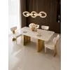 Stół glamour ROKSI w ujęciu z boku, podkreślający jego złote nogi marmurowe, idealny do eleganckich aranżacji wnętrz od Primavera Home.