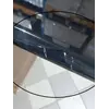 Stół glamour złoty ekskluzywny do jadalni, nowoczesny, czarny marmur LV COLLECTION OUTLET otoczony szklanymi dodatkami, podkreślającymi luksus.