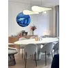 Imponujące wysokości w aranżacji z designerskim nowoczesnym żyrandolem papierowym lekkim do jadalni CLOUD od Primavera Home.