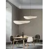 Aranżacja oraz gra światła wokół designerskiego nowoczesnego żyrandola papierowego lekkiego do jadalni CLOUD od Primavera Home.