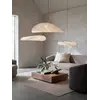 Perspektywa podkreślająca elegancję designerskiego nowoczesnego żyrandola papierowego lekkiego do jadalni CLOUD od Primavera Home.