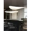 Efekt świetlny w wydaniu designerskiego nowoczesnego żyrandola papierowego lekkiego do jadalni CLOUD od Primavera Home.