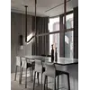 Żyrandol nowoczesny designerski ekosóra pasy brązowy Cosmopolitan w aranżacji jadalni, tworzący przytulną atmosferę. Styl od Primavera Home.