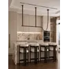 Żyrandol nowoczesny designerski ekosóra pasy brązowy Cosmopolitan w aranżacji nowoczesnego wnętrza salonu. Wnętrze od Primavera Home.