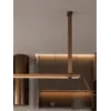 Perspektywa żyrandola nowoczesnego designerskiego ekosóra pasy brązowy Cosmopolitan, ukazująca jego elegancką formę. Stylizacja od Primavera Home.