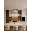 Żyrandol Plater w aranżacji nowoczesnego salonu. Ekspozycja w ofercie Primavera Home.