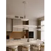 Zbliżenie na materiał żyrandola Plater. Aranżacja nowoczesnego wnętrza z Primavera Home.