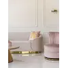 Caly zestaw z sofą Beżowa Glamour Aksamitna FLORENCE Złote Nogi w centralnym miejscu, tworzy harmonijną aranżację. Meble na zamówienie od Primavera Home.