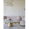 Zbliżenie na detal wykończenia sofą Beżowa Glamour Aksamitna FLORENCE Złote Nogi, ukazujące jakość materiałów od Primavera Home.