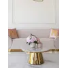 Ekspozycja w showroomie z sofą Beżowa Glamour Aksamitna FLORENCE Złote Nogi, pokazująca nowoczesny design. Primavera Home.