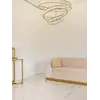 Fragment pomieszczenia z sofą Beżowa Glamour Aksamitna FLORENCE Złote Nogi, która wprowadza elegancję do wnętrza. Meble na zamówienie od Primavera Home.