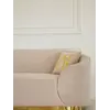 Unikalna perspektywa ujęcia sofy Beżowa Glamour Aksamitna FLORENCE Złote Nogi, pokazująca jej atrakcyjny design. Meble na zamówienie od Primavera Home.