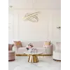 Perspektywa na sofę Beżowa Glamour Aksamitna FLORENCE Złote Nogi, eksponującą eleganckie linie i konstrukcję. Ekspozycja w salonie od Primavera Home.