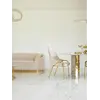 Widok kontowy na sofę Beżowa Glamour Aksamitna FLORENCE Złote Nogi, podkreślający jej nowoczesny design. Ekspozycja w salonie od Primavera Home.