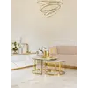 Sofa Beżowa Glamour Aksamitna FLORENCE Złote Nogi przy oknie, tworząca przyjemną przestrzeń. Aranżacja nowoczesnego wnętrza od Primavera Home.