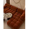 Widok blisko okna na designerski narożnik modułowy boucle NICEA w nowoczesnym stylu. Meble na zamówienie od Primavera Home.