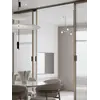 Ekspozycja w jasnym wnętrzu z designerską lampą wiszącą Plater Czarna Nowoczesna Premium od Primavera Home.