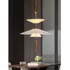 Prezentacja żyrandola Plater zamontowanego na suficie. Ekspozycja w ofercie Primavera Home.