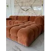 Detal wykończenia nóg designerskiego narożnika modułowego boucle NICEA w eleganckim stylu. Meble na zamówienie od Primavera Home.