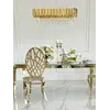Designerski stół do jadalni, glamour, ze szklanym blatem, stalowy, złoty ELITE w aranżacji w salonie. Ekspozycja od Primavera Home.
