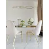 Zbliżenie na szklany blat designerskiego stołu do jadalni, glamour, stalowego, złotego ELITE. Ekspozycja w salonie od Primavera Home.