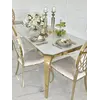 Designerski stół do jadalni, glamour, ze szklanym blatem, stalowy, złoty ELITE w zbliżeniu, ukazujący szczegóły wykończenia. Ekspozycja w salonie od Primavera Home.