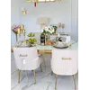 Perspektywiczne ujęcie designerskiego stołu do jadalni, glamour, ze szklanym blatem, stalowego, złotego ELITE. Meble na zamówienie od Primavera Home.