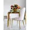 Widok z góry na designerski stół do jadalni, glamour, ze szklanym blatem, stalowy, złoty ELITE. Ekspozycja w salonie od Primavera Home.