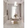 Krzesło Julia – Złoto i Beż na tle innego mebla w salonie. Ekspozycja od Primavera Home.