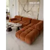 Widok poziomy na designerski narożnik modułowy boucle NICEA z innymi elementami wnętrza. Meble na zamówienie od Primavera Home.
