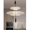 Ekspozycja w showroomie z designerską lampą wiszącą Plater Czarna Nowoczesna Premium, oferowaną przez Primavera Home.