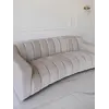 Sofa LONDON Beżowa z bliska, pokazująca plamoodporną tkaninę welwetową. Detail wykończenia od Primavera Home.