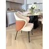 Ekskluzywne Krzesło Linea – Nowoczesne na Czarnych Nogach eksponowane w detalach swojego wnętrza, elegancki wybór od Primavera Home.