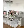 Widok sofy z tyłu, gdyż jej design prezentuje się równie stylowo. Aranżacja nowoczesnego wnętrza od Primavera Home.