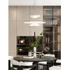 Widok z boku na designerską lampę wiszącą Plater Czarna Nowoczesna Premium, idealną do każdego wnętrza od Primavera Home.
